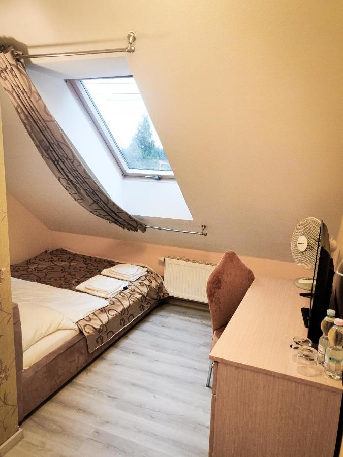 Dom Weselny Pod Kasztanem Hotel Любан Екстериор снимка